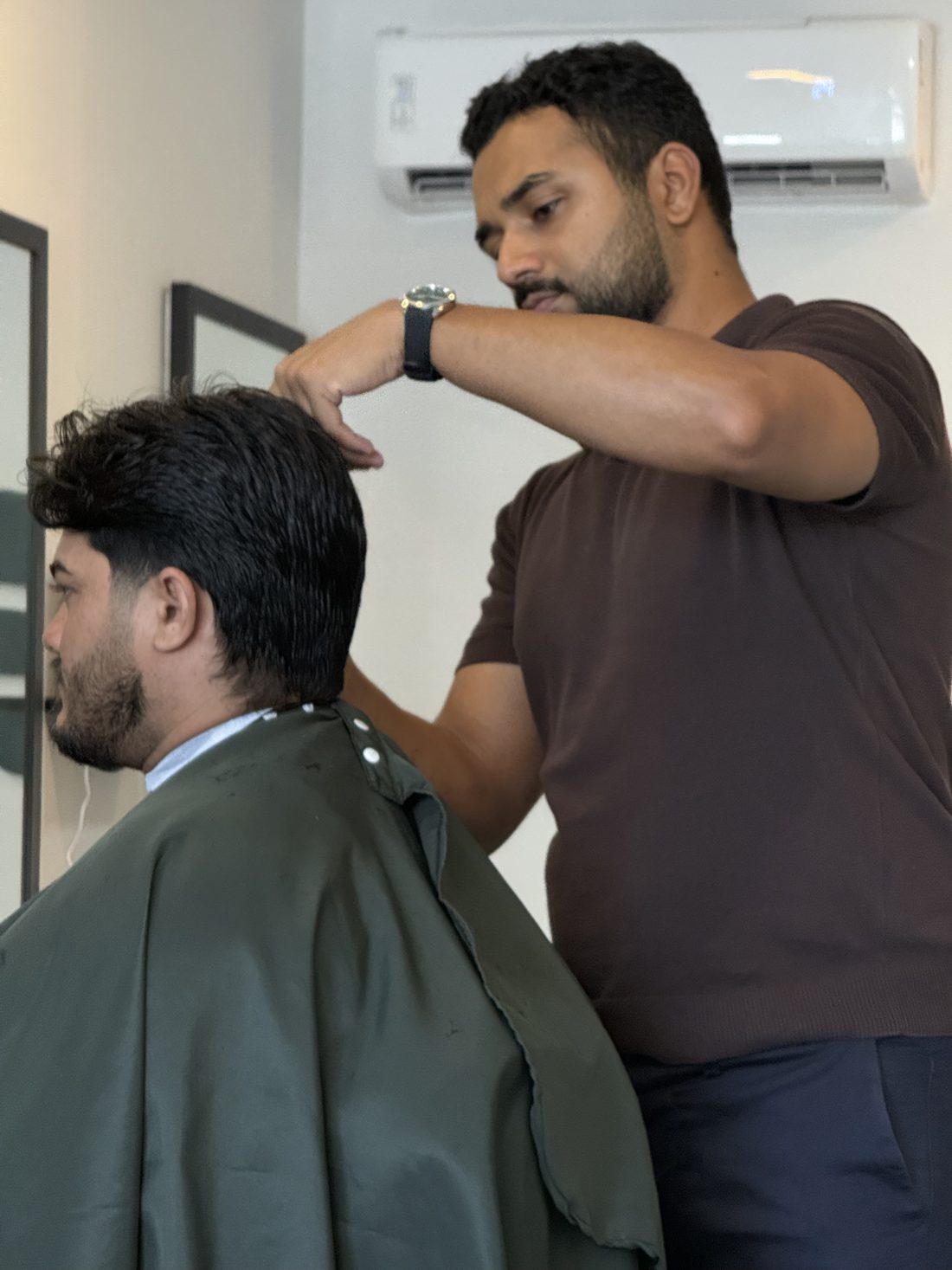 Barbeiro da Fícus atendendo um cliente